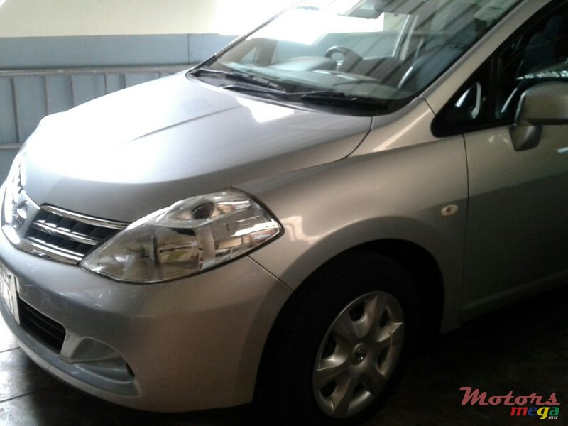 2011' Nissan Tiida Hatchback photo #1