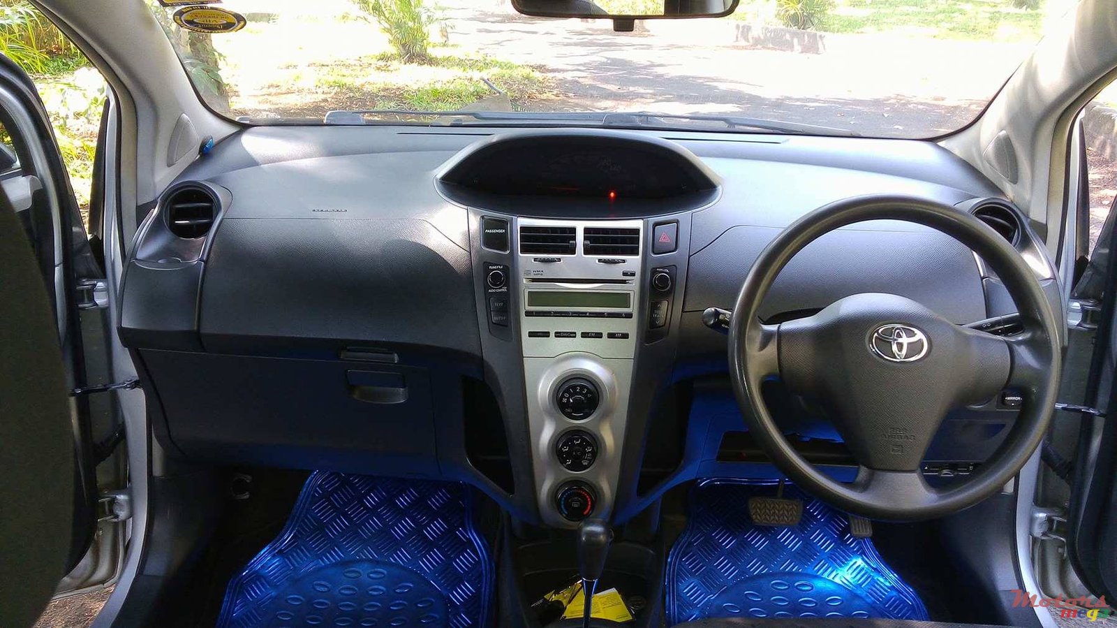 2008' Toyota Vitz photo #6