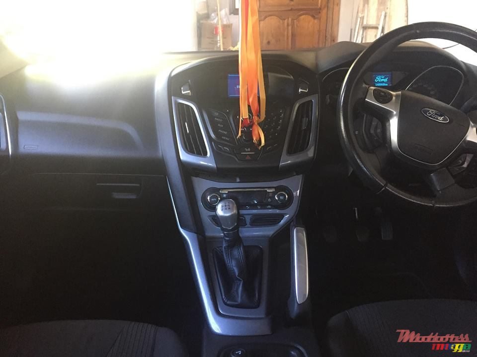 2012' Ford Focus Sedan photo #1