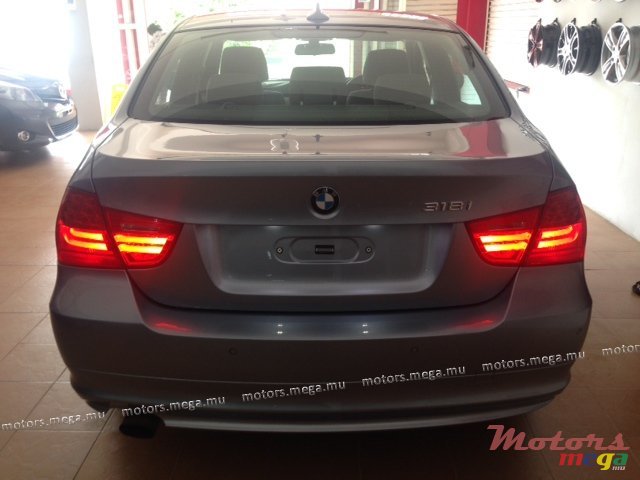 2010' BMW 3 Series 318 i photo #6