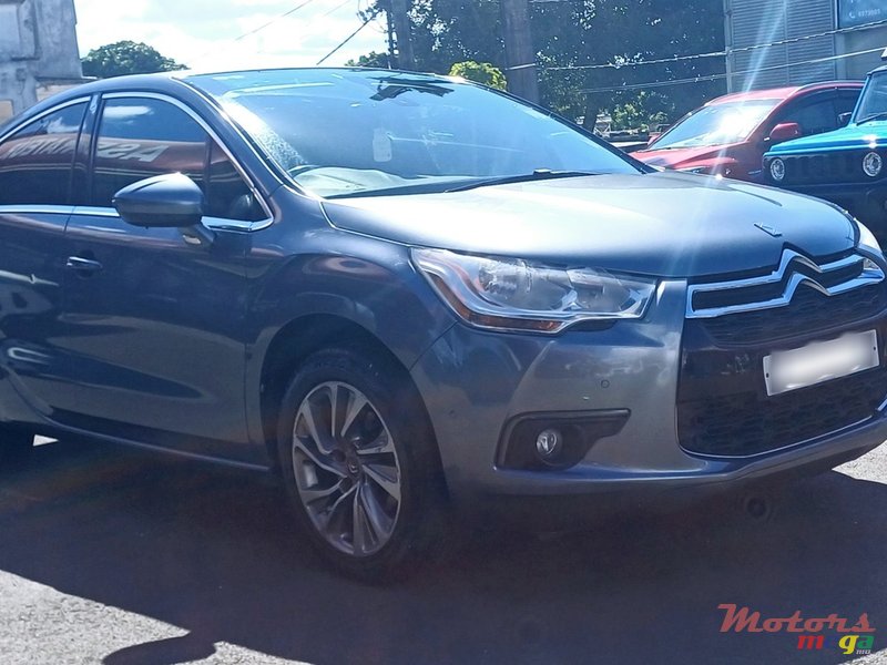 2011' Citroen DS4 photo #2