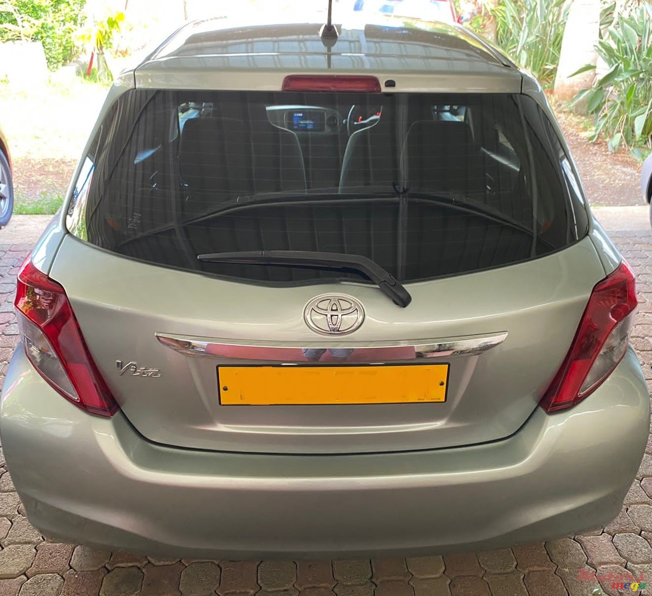 2011' Toyota Vitz photo #3