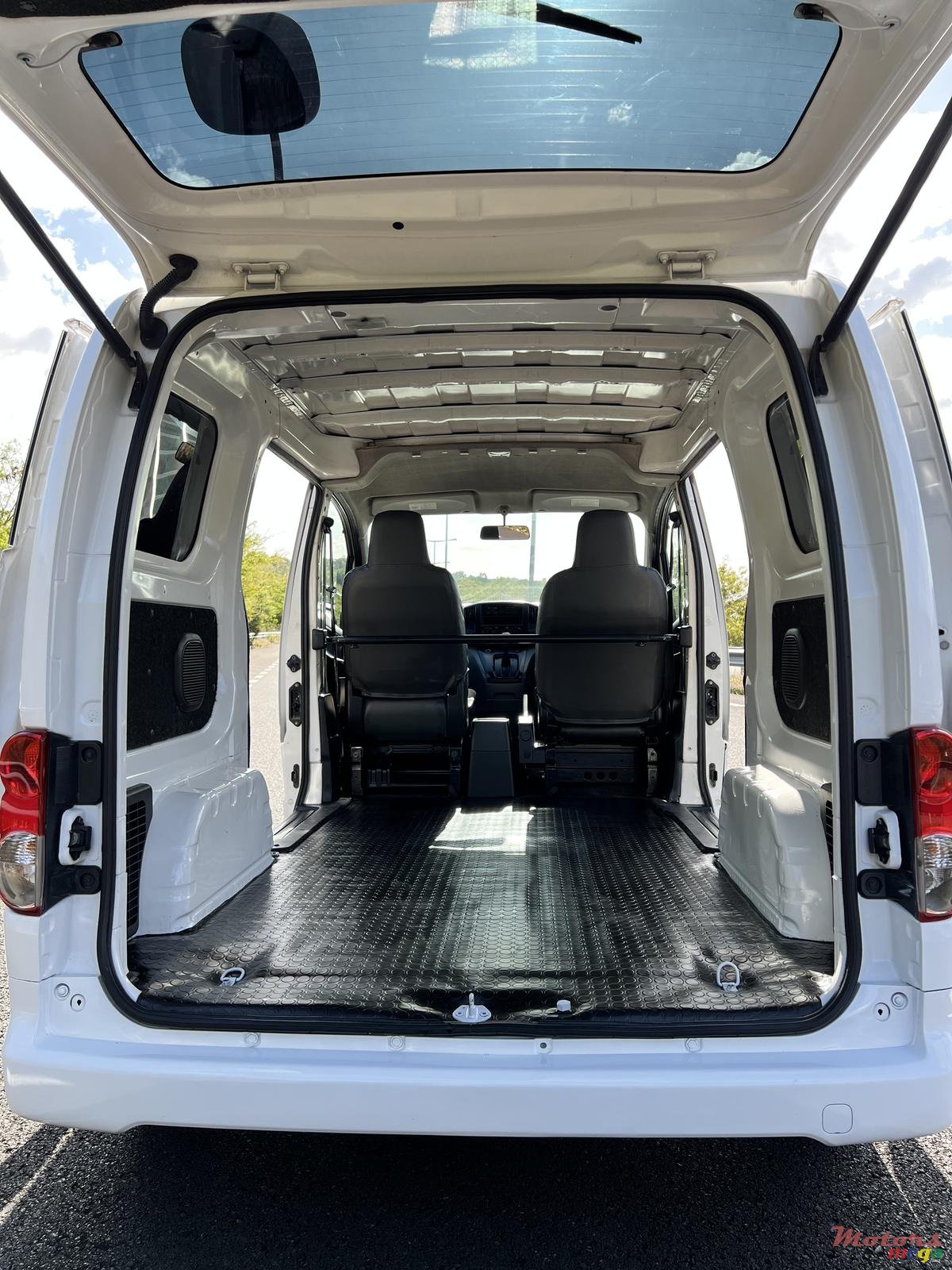 2012' Nissan photo #5