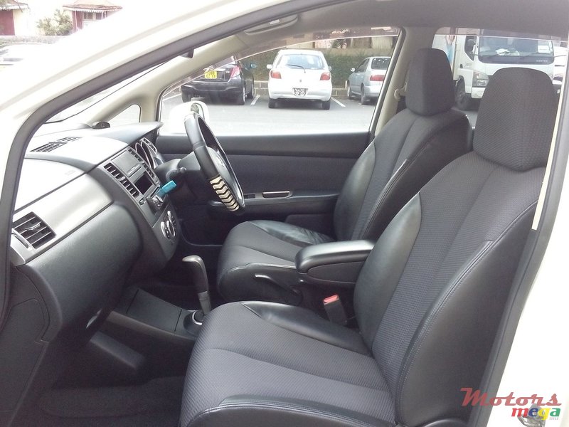 2005' Nissan Tiida Hatchback photo #5