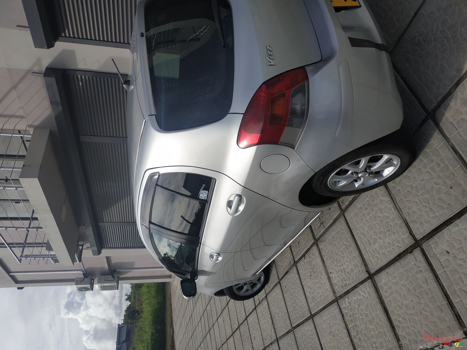 2010' Toyota Vitz photo #2