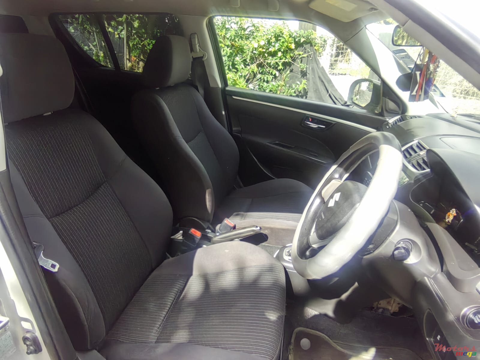 2015' Suzuki Swift photo #2