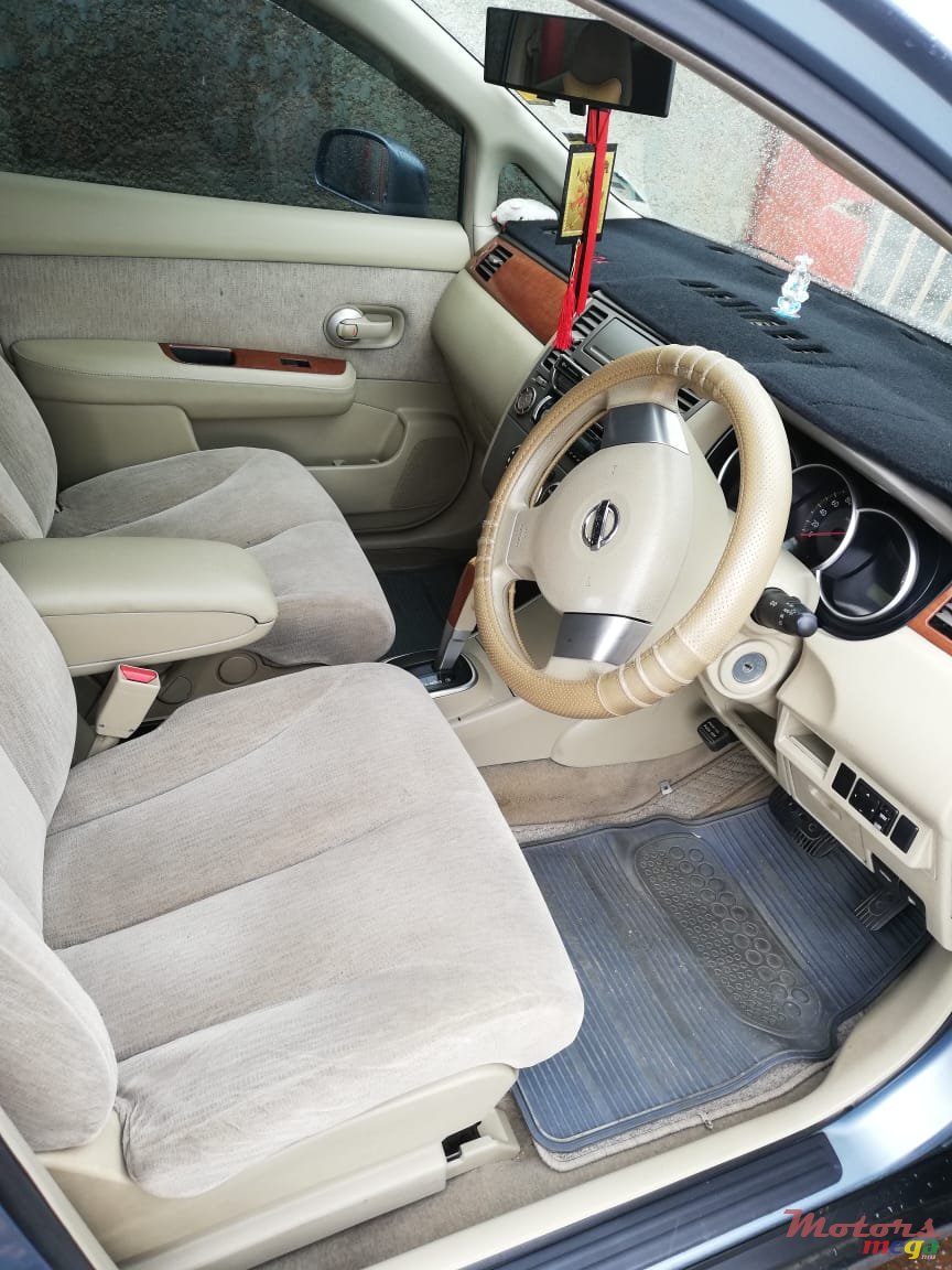 2005' Nissan Tiida photo #1