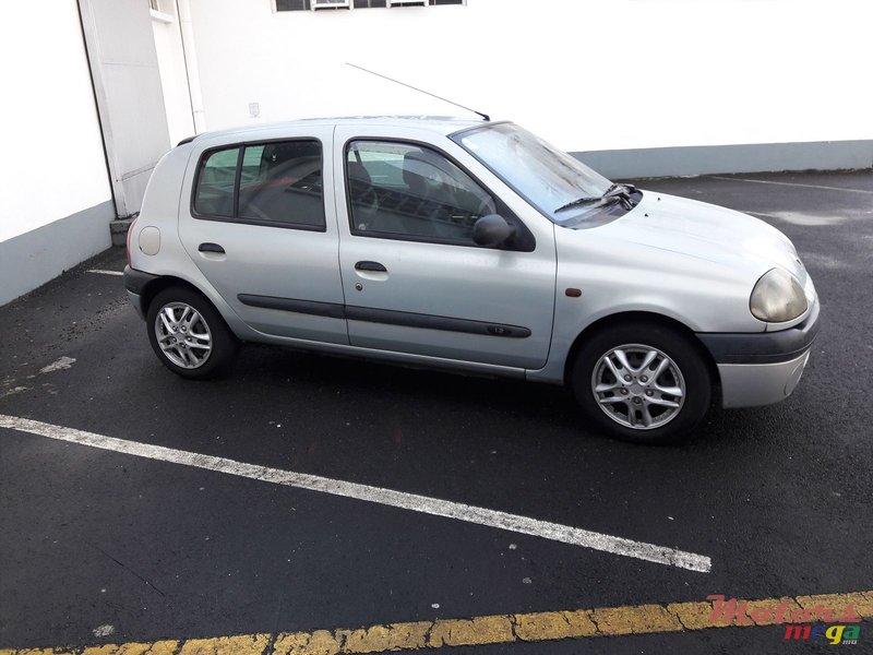 2000' Renault Clio photo #2