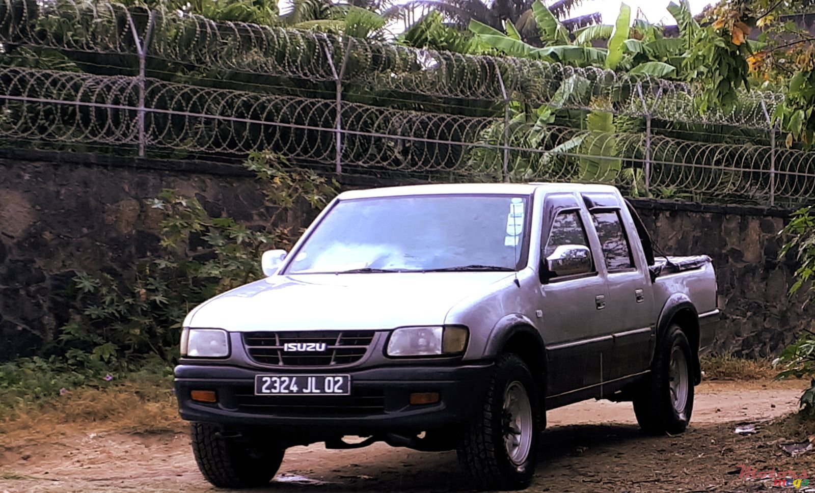 2002' Isuzu photo #1