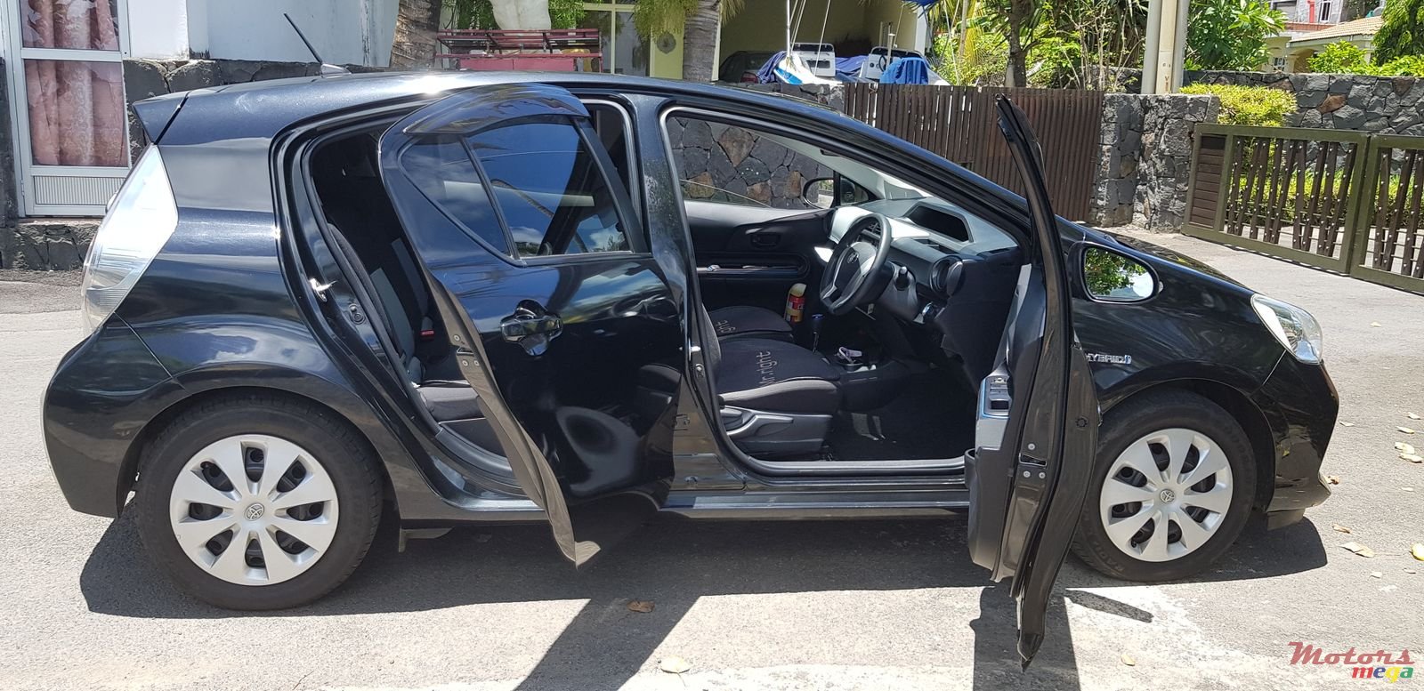 2014' Toyota Aqua photo #2