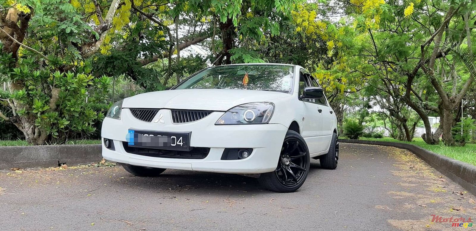 2004' Mitsubishi photo #2