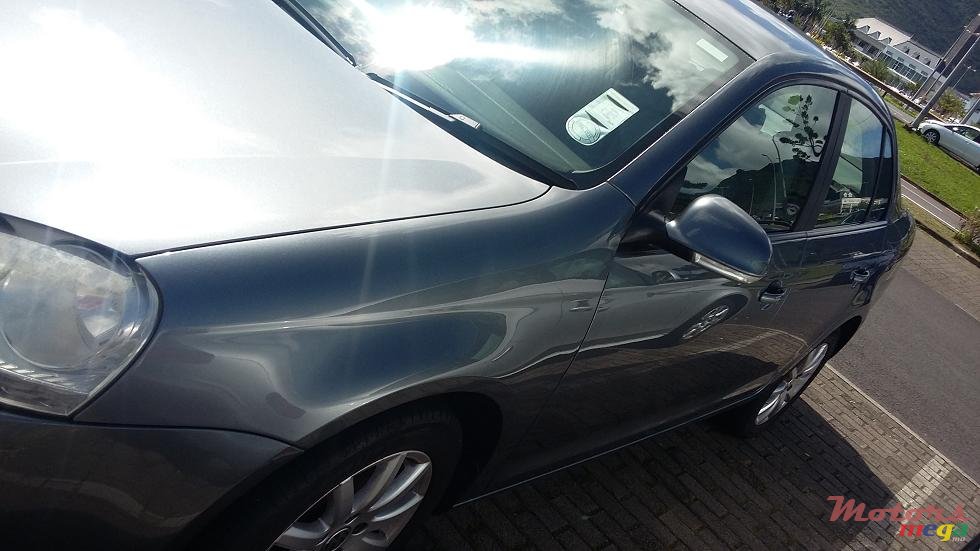 2009' Volkswagen Jetta photo #2