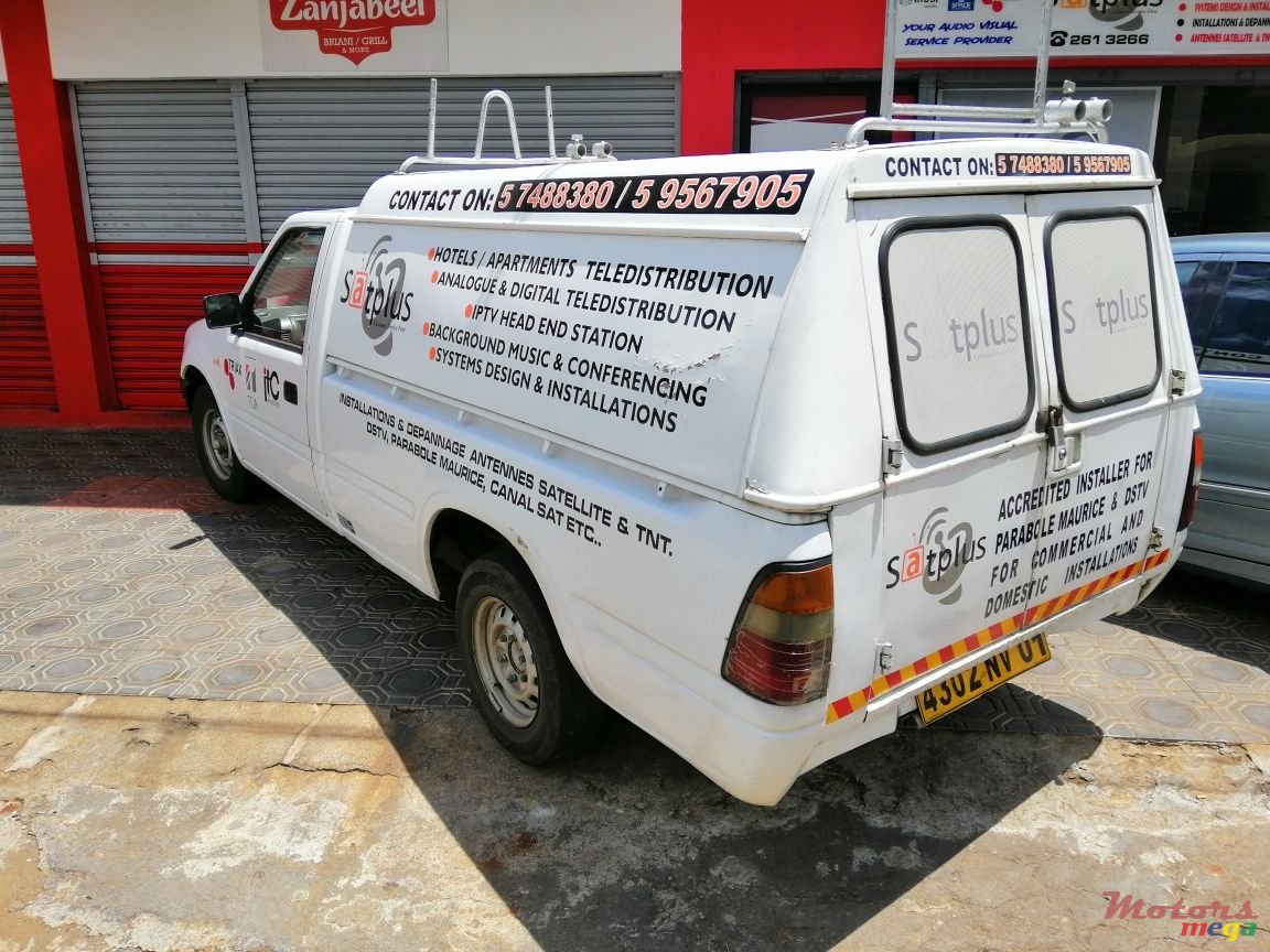 2001' Isuzu photo #2