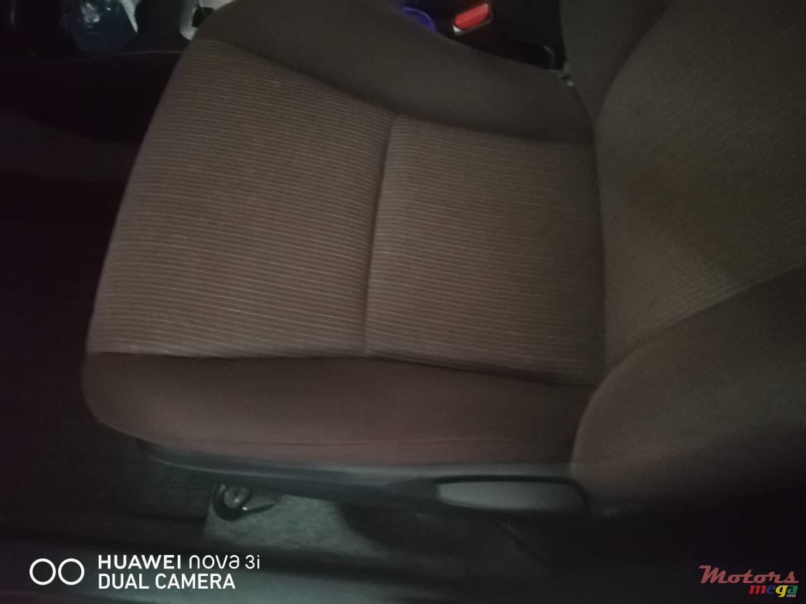 2011' Toyota Vitz photo #5