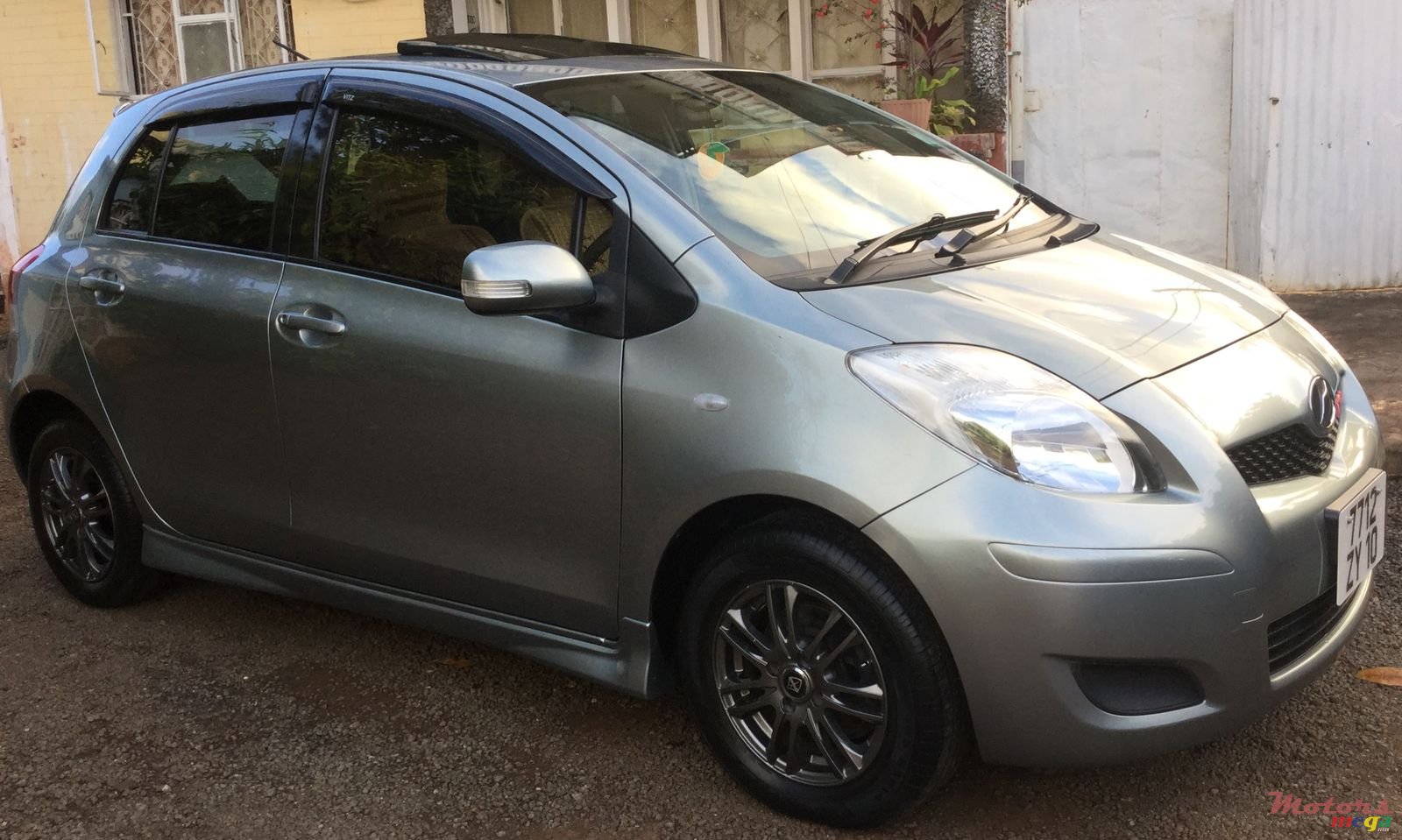2010' Toyota Vitz photo #2