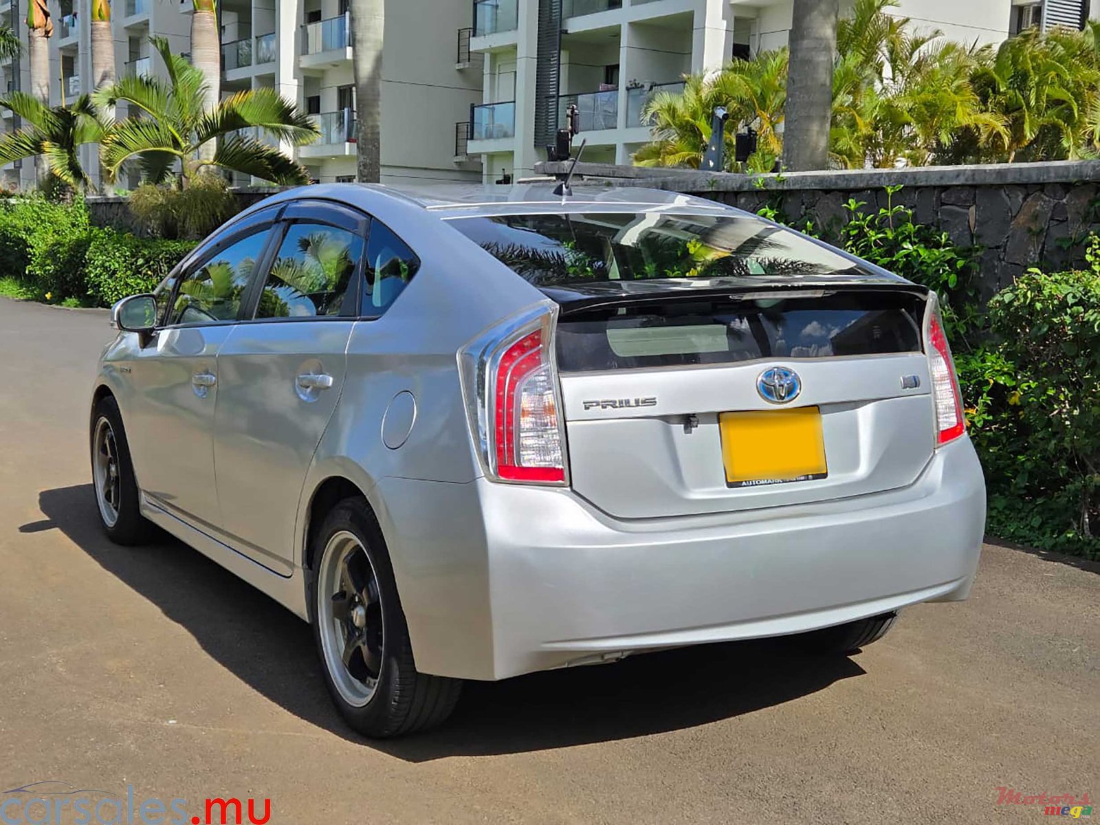 2013' Toyota Prius 1.8 Hybrid photo #3