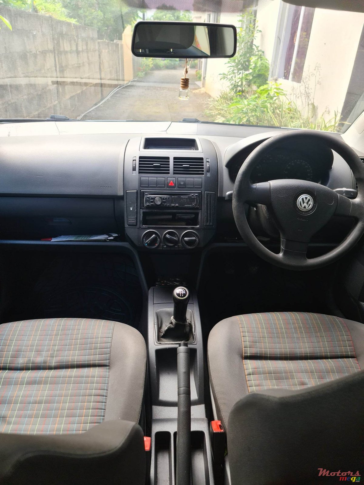 2010' Volkswagen Polo photo #3