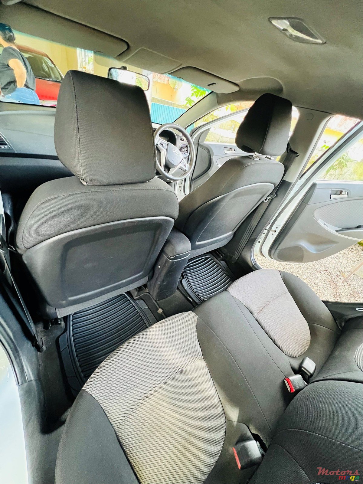 2012' Hyundai Accent photo #2