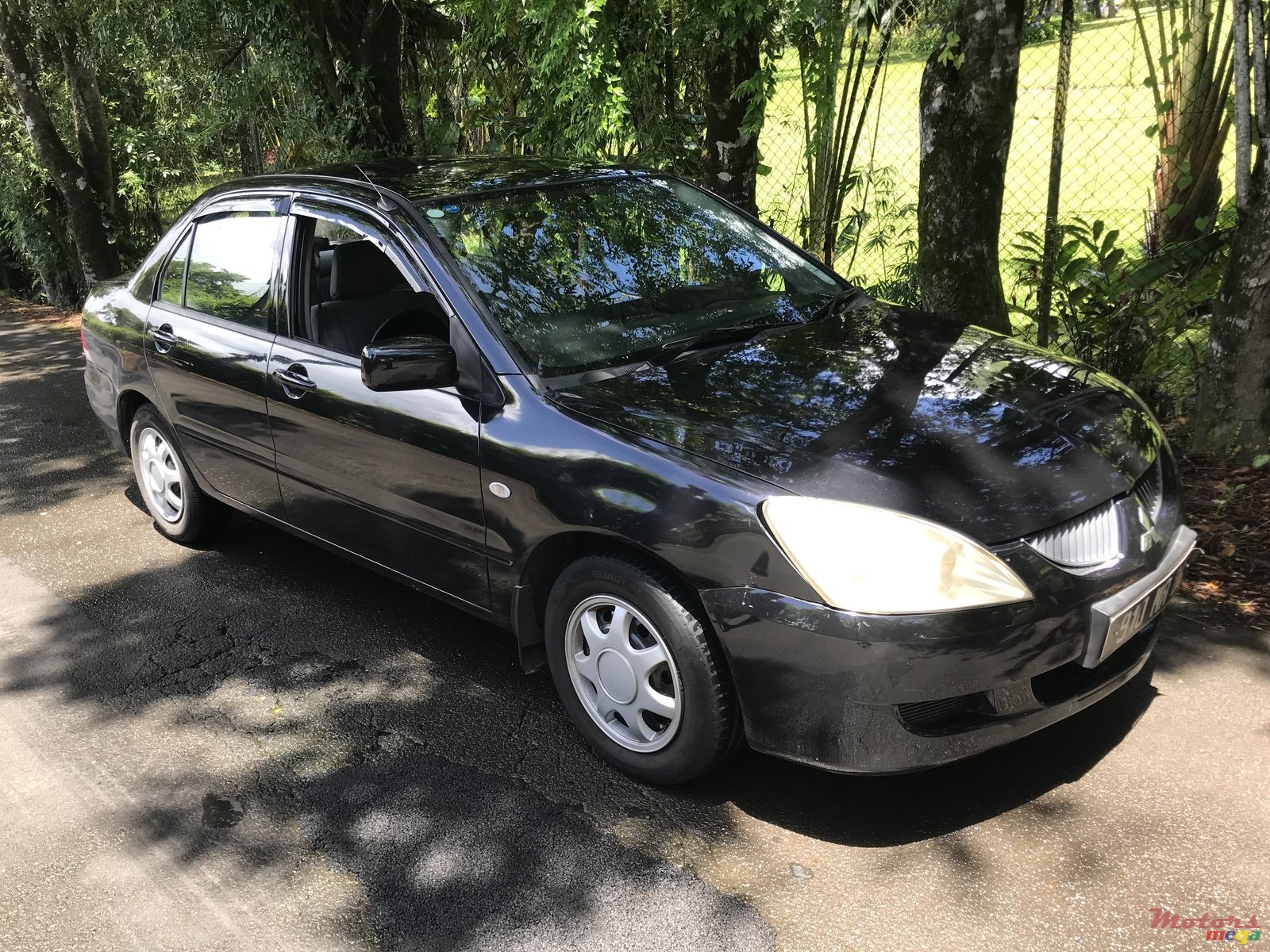 2004' Mitsubishi Lancer photo #3