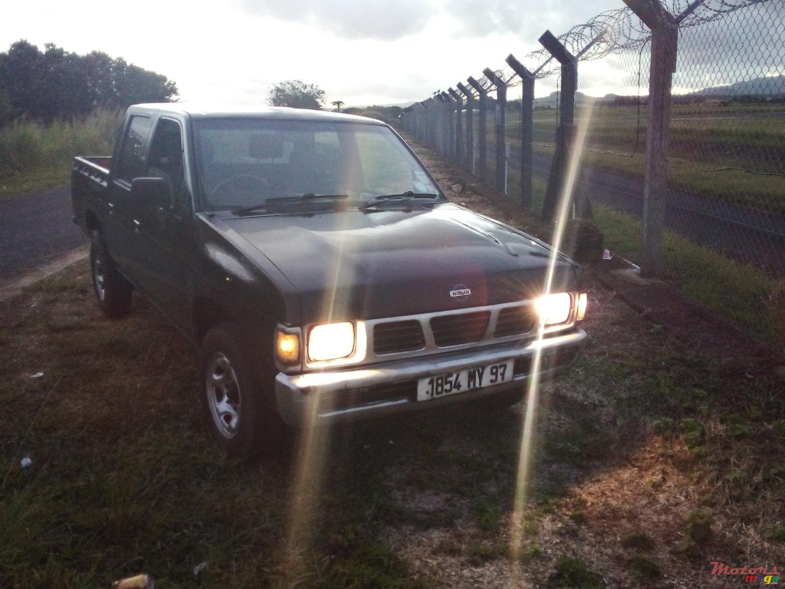 1997' Nissan Pickup photo #1