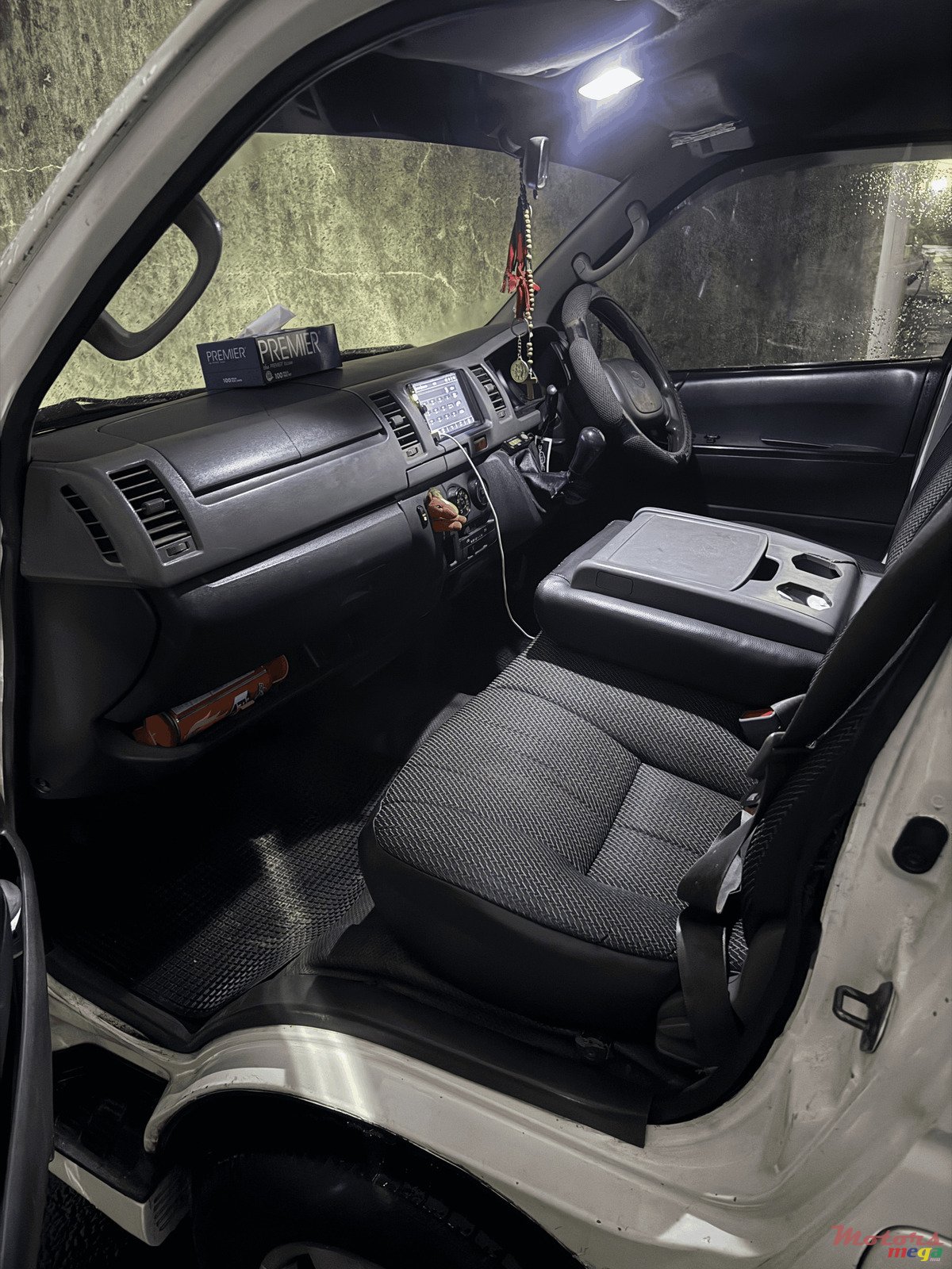2010' Toyota HiAce D4D photo #6