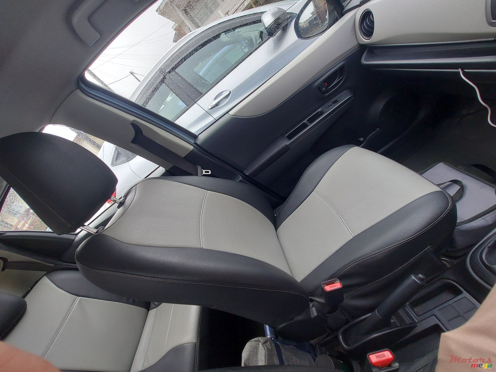 2013' Toyota Yaris photo #7