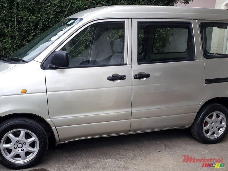 2001' Toyota Town Ace photo #2