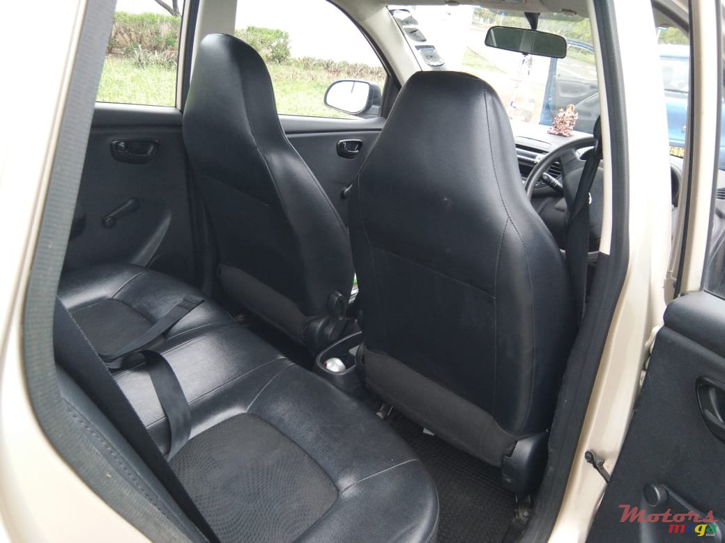 2011' Hyundai i10 photo #5