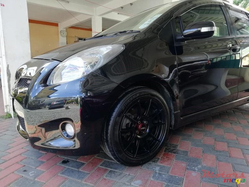 2010' Toyota Vitz photo #2