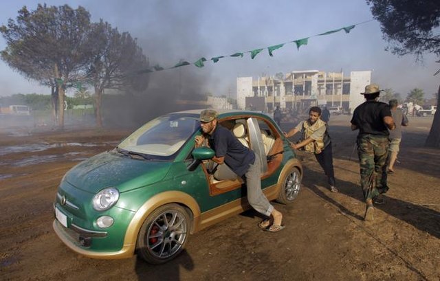 Libyan rebels claim Gaddafi's all-electric Fiat 500 as prize