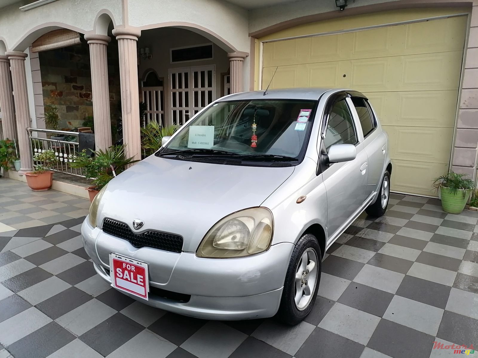 2001' Toyota Vitz photo #5