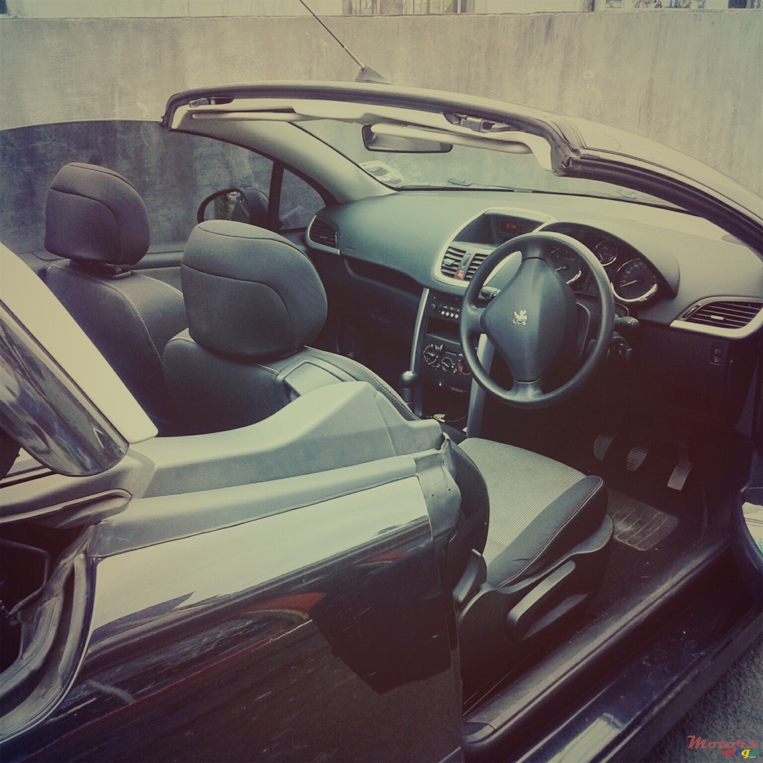 2008' Peugeot 207 207 cc Convertible photo #2
