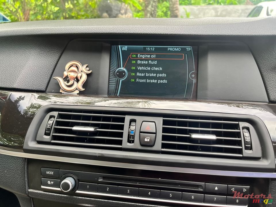 2011' BMW 523 photo #6