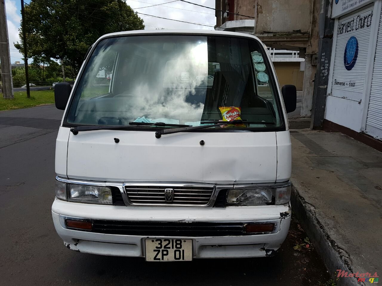 2001' Nissan Urvan photo #1