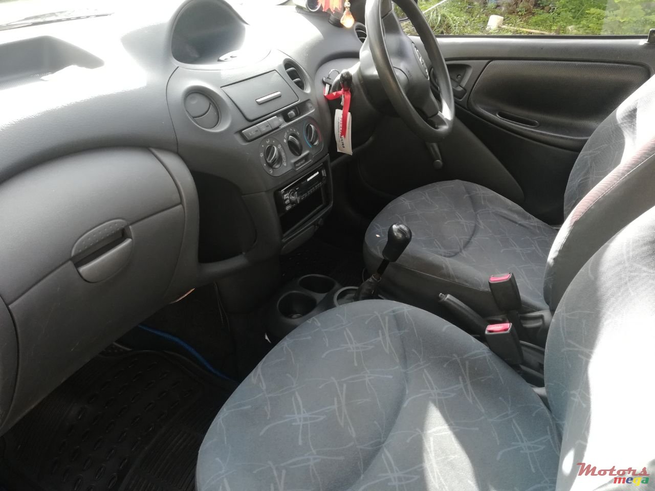 2004' Toyota Vitz photo #4