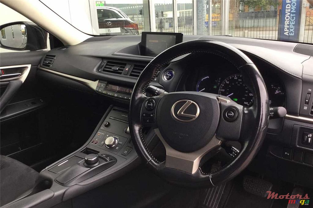 2015' Lexus CT photo #2