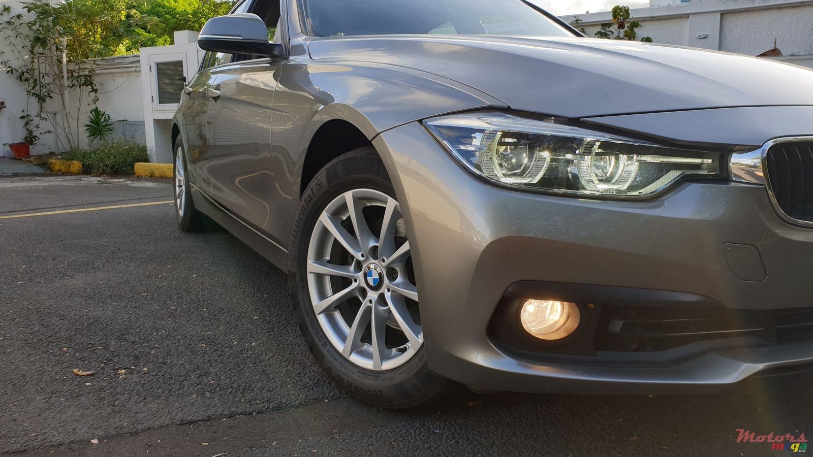 2015' BMW 318 photo #1