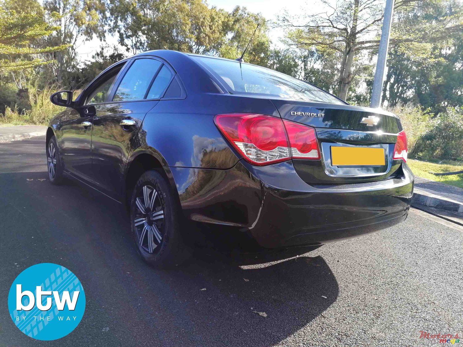 2011' Chevrolet Cruze photo #2