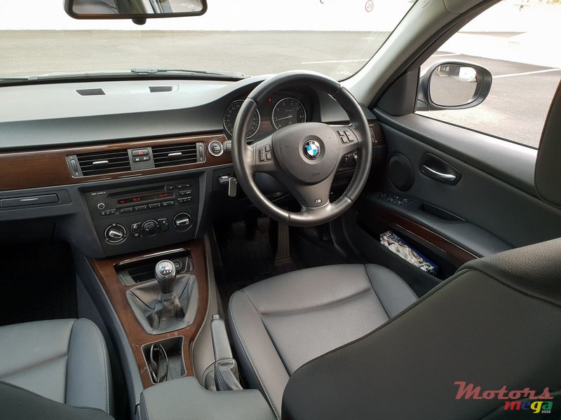 2011' BMW 3 Series photo #5