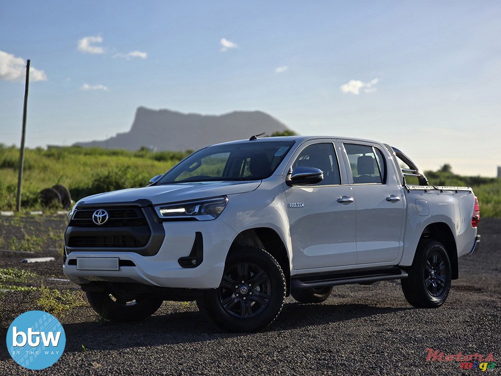 2022' Toyota Hilux 4x4 photo #2