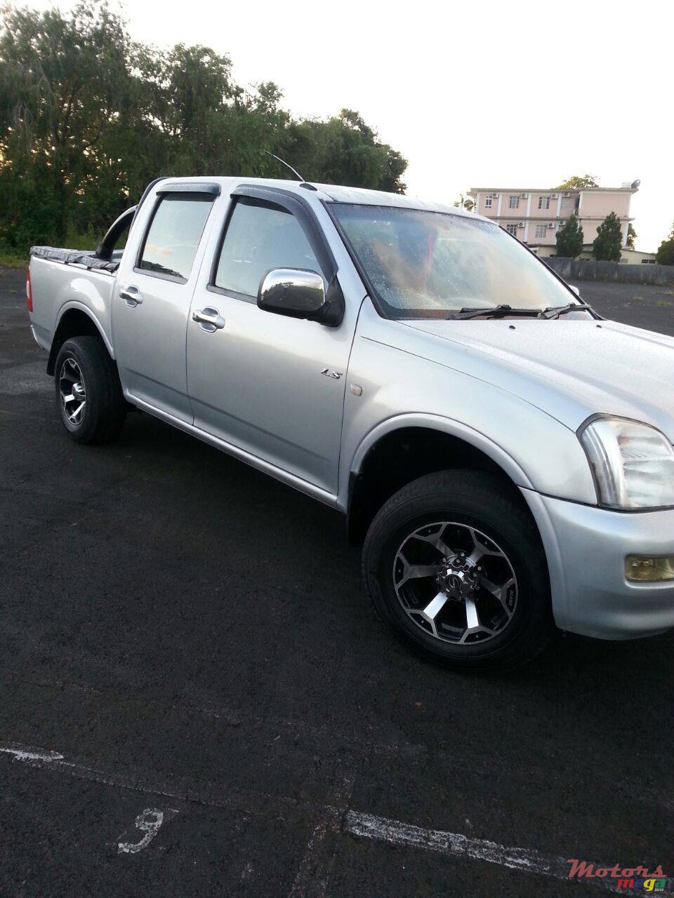 2005' Isuzu photo #1