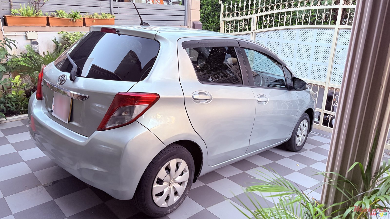 2011' Toyota Vitz photo #4