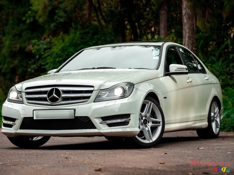 2011' Mercedes-Benz C 250 photo #2