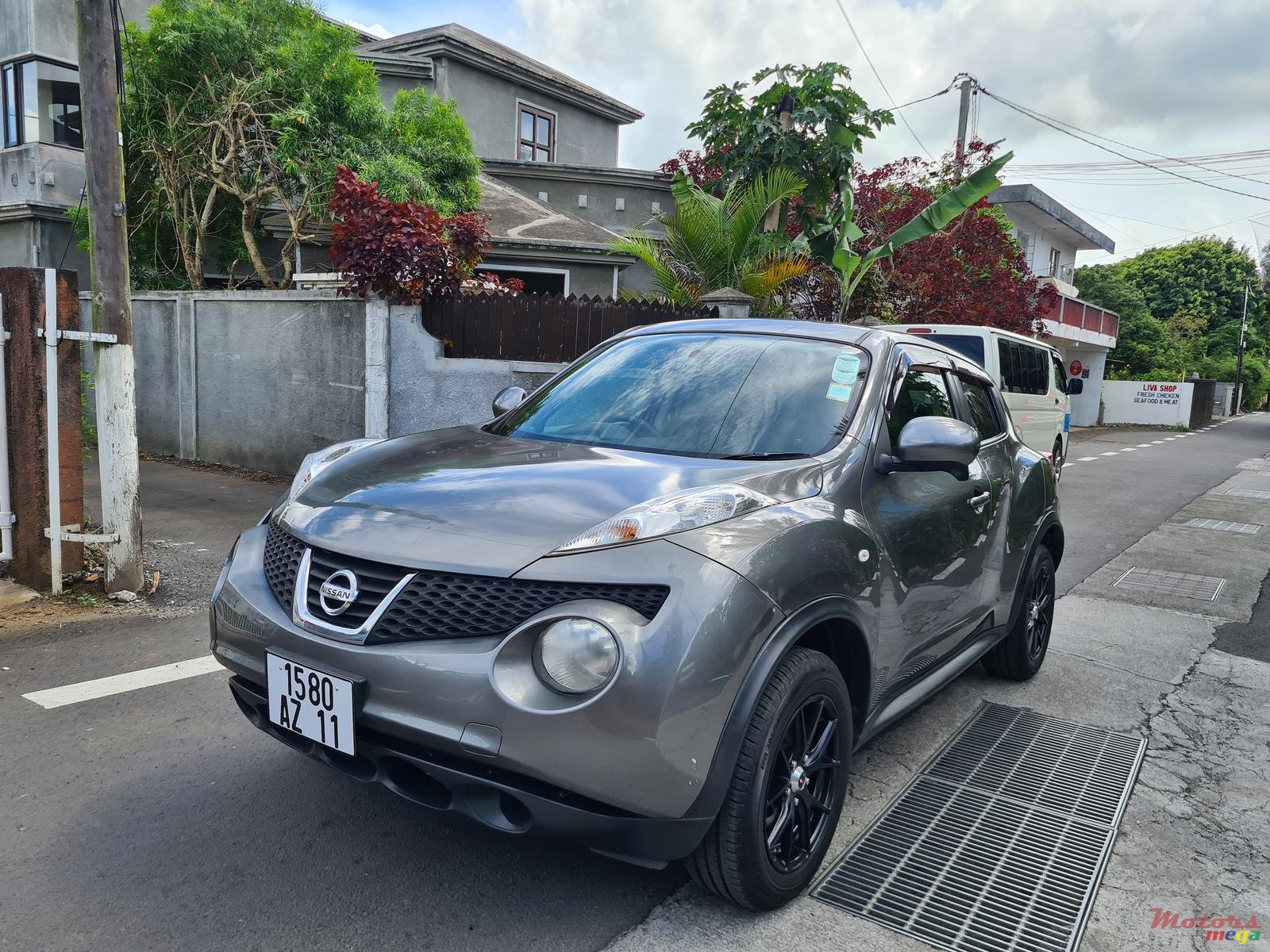 2011' Nissan Juke Automatic photo #1