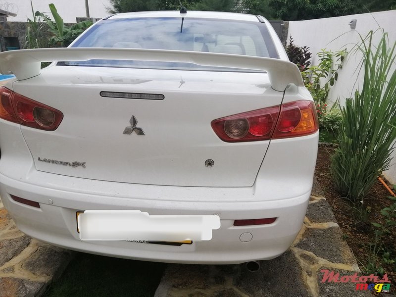 2010' Mitsubishi Lancer Evolution photo #3