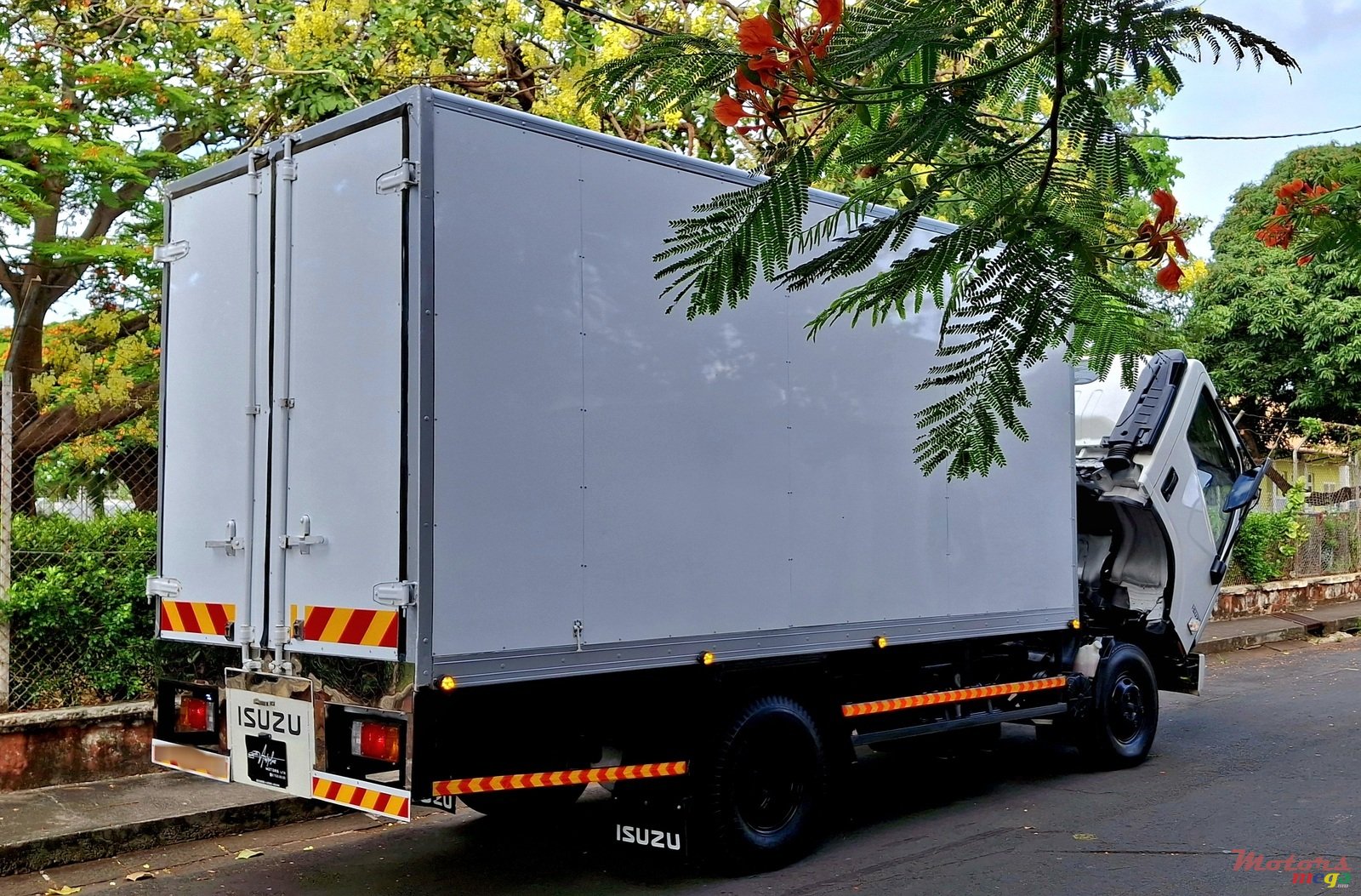 2016' Isuzu FRR photo #3