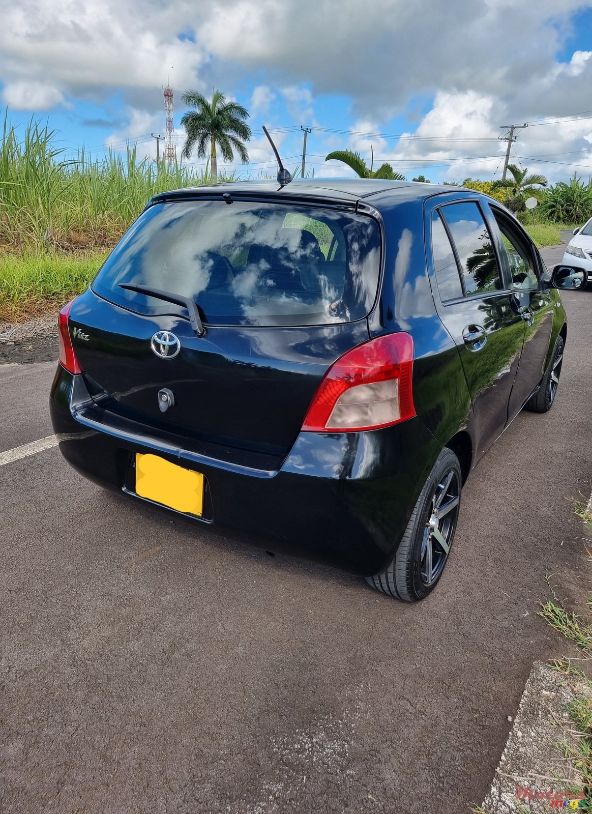 2005' Toyota Vitz photo #1