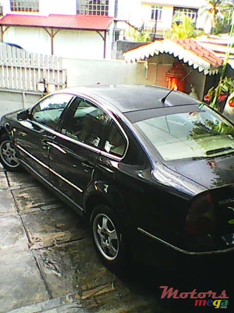 2003' Volkswagen Passat photo #2