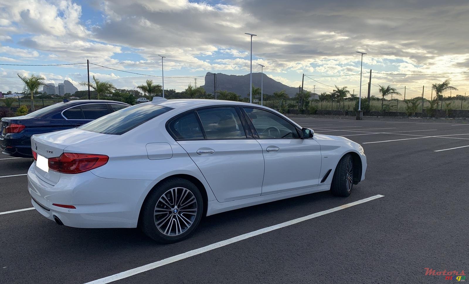 2017' BMW 5 Series 530i Sport Line (G30) photo #3