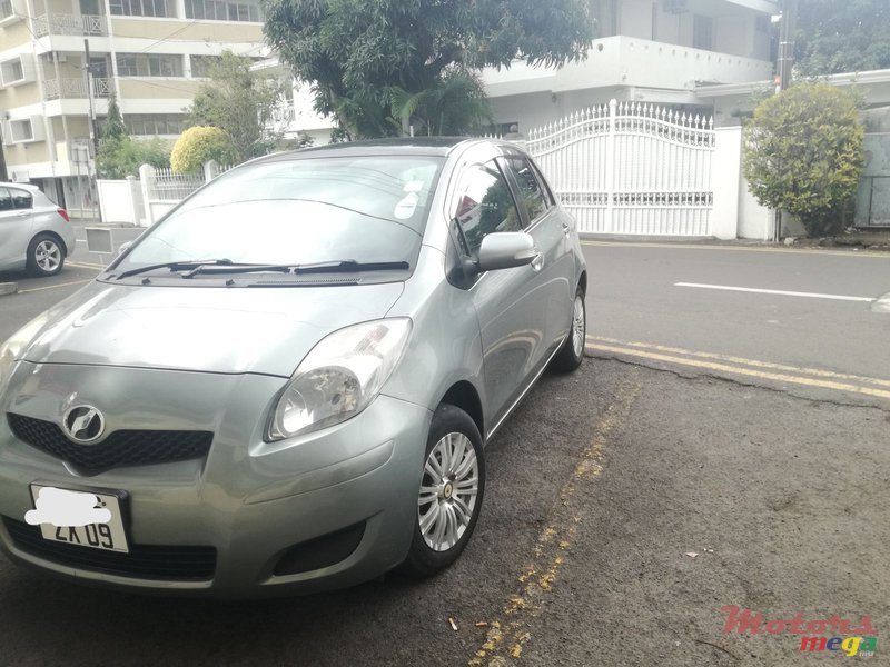 2009' Toyota Vitz photo #4